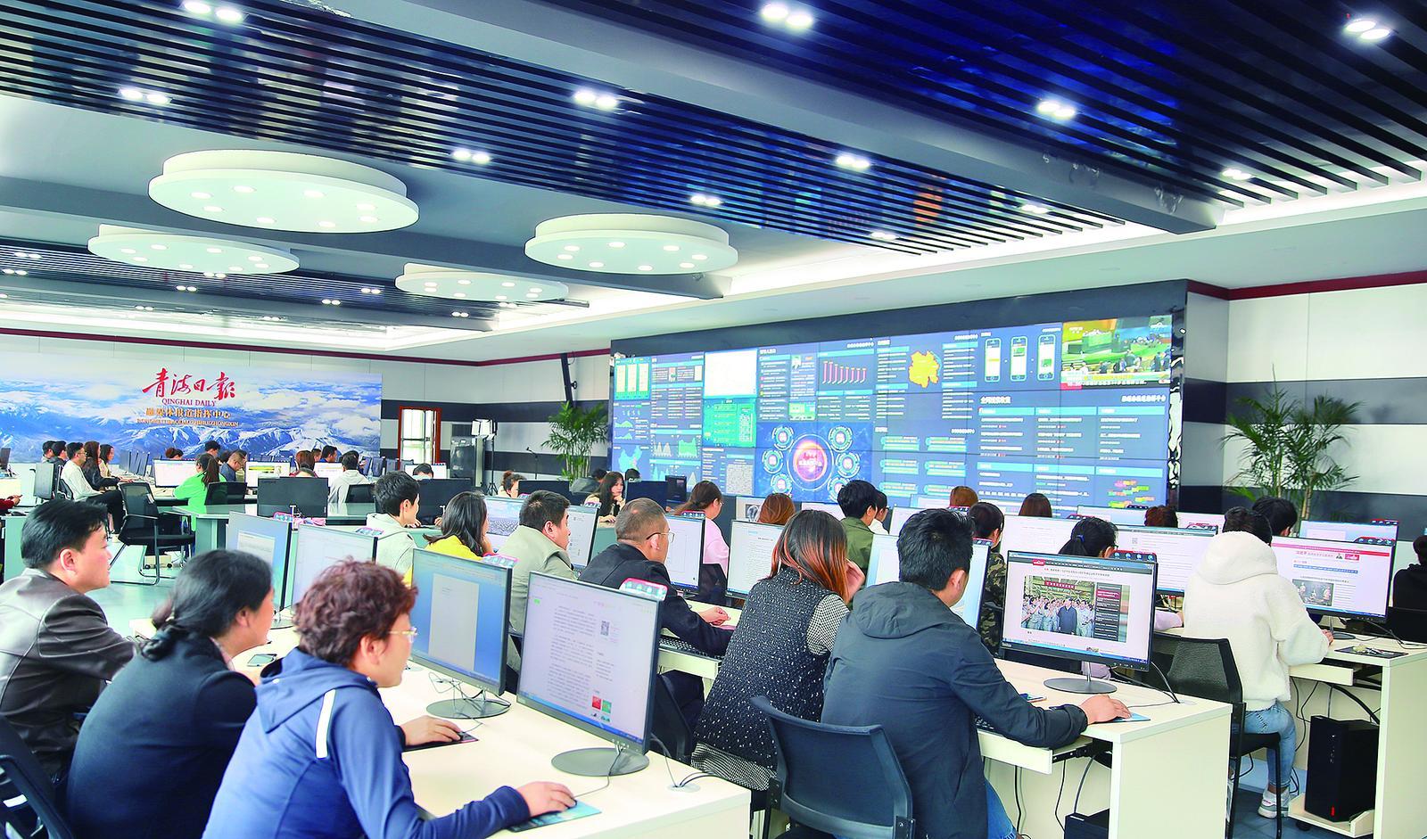 融媒体报道指挥中心工作场景.本报记者 魏慧敏 摄