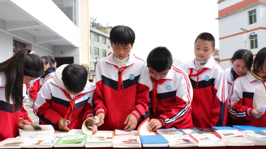 毕节市图书馆,织金县三甲中学开展主题阅读推广活动