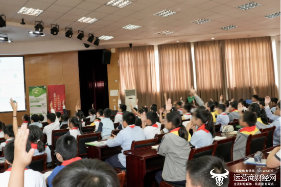 （图：反诈课堂学生踊跃回答）