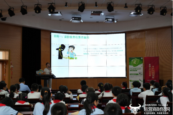 图：奇富科技工作人员讲解反诈知识