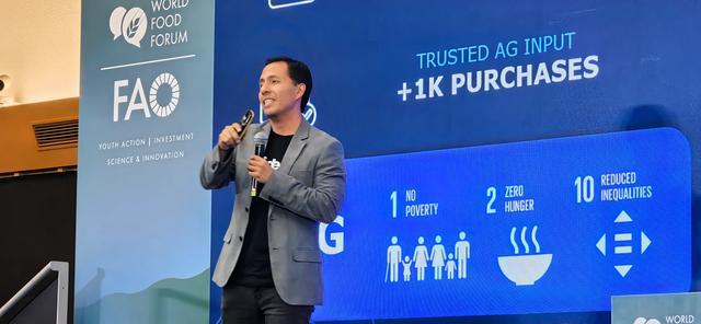 ▲ 2024全球农创客大赛金奖得主秘鲁队队长罗宾逊在科学与创新论坛上分享数字农业方案。任环|摄