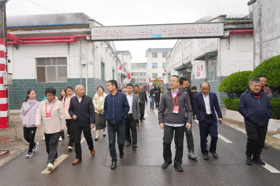 酒展会领导嘉宾参观手工制酒车间