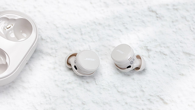 耳机外侧侧面为亮面设计，外侧磨砂触控板的设计，配合APP设置，触控板的功能相当多，后面我们详细介绍。