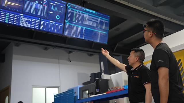 出产左右通过大屏实时掌控全厂出产情况。 黑湖科技 供图