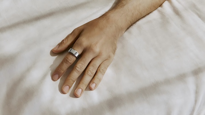 ▲用户佩戴着 Oura Ring 4（图片来源：Oura）