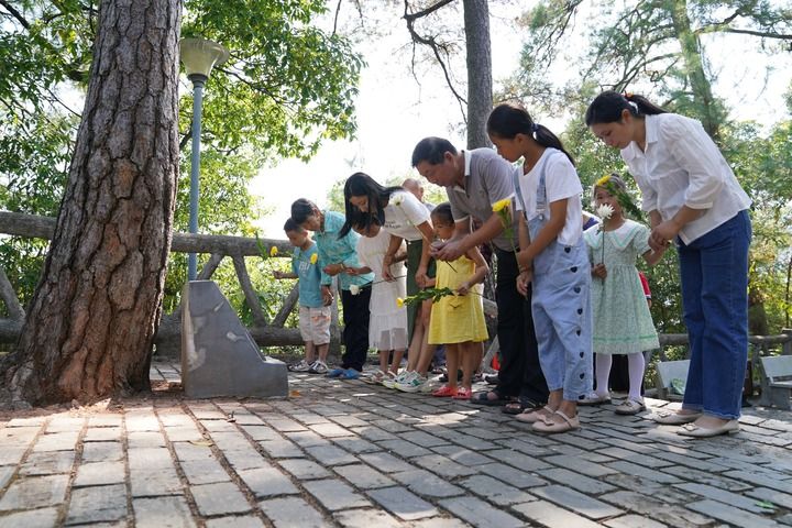 　　在江西省瑞金市叶坪乡华屋村，村民在松树下祭拜烈士（2022年9月17日摄）。新华社记者 周密 摄