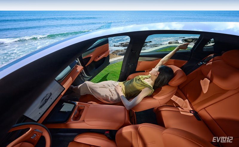 价格香，配置顶 深蓝S05最低11.99万元上市