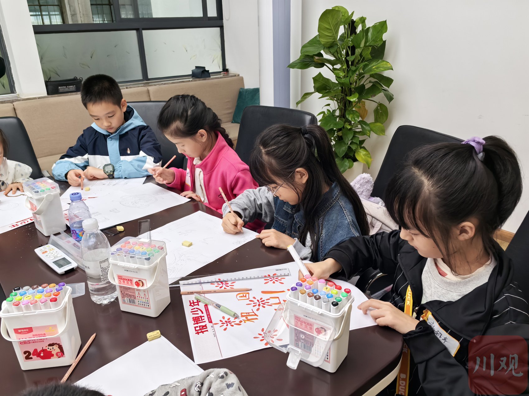 孩子们制作手抄报.