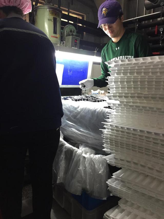 创业早期,周宇翔(右)在工场调研实习。 黑湖科技 供图