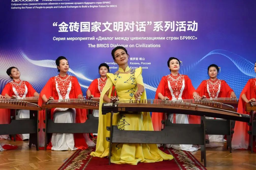   9月24日，在俄罗斯喀山，中国东方乐团的古筝演奏家弹奏金砖国家经典音乐作品。新华社记者曹阳摄