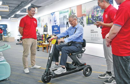      日前，位于深圳的老年用品商场“深业·健康汇”向市民开放，吸引众多市民前来了解选购。图为老人在体验折叠电动代步车。新华社