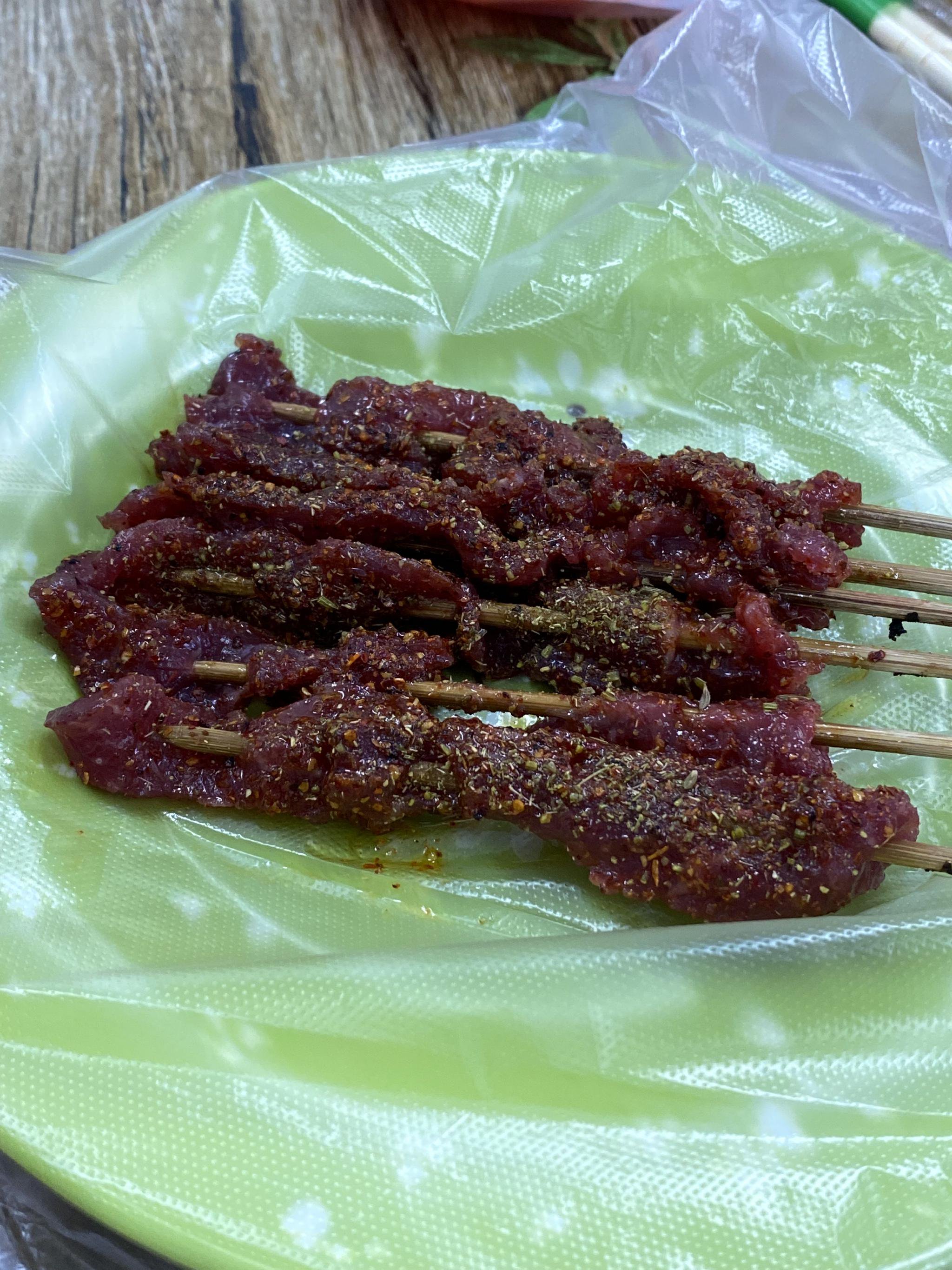 铁岭的烧烤特色是生牛肉串,蘸蒜水 时代周报 李杭/摄