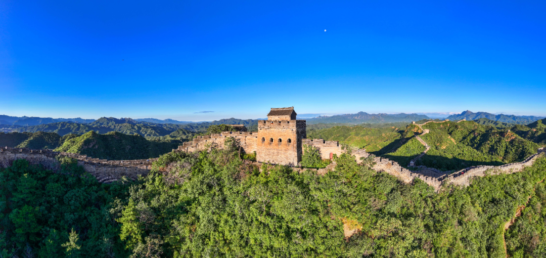 ▲阳光洒在金山岭长城上。　新华社记者　陈晔华摄