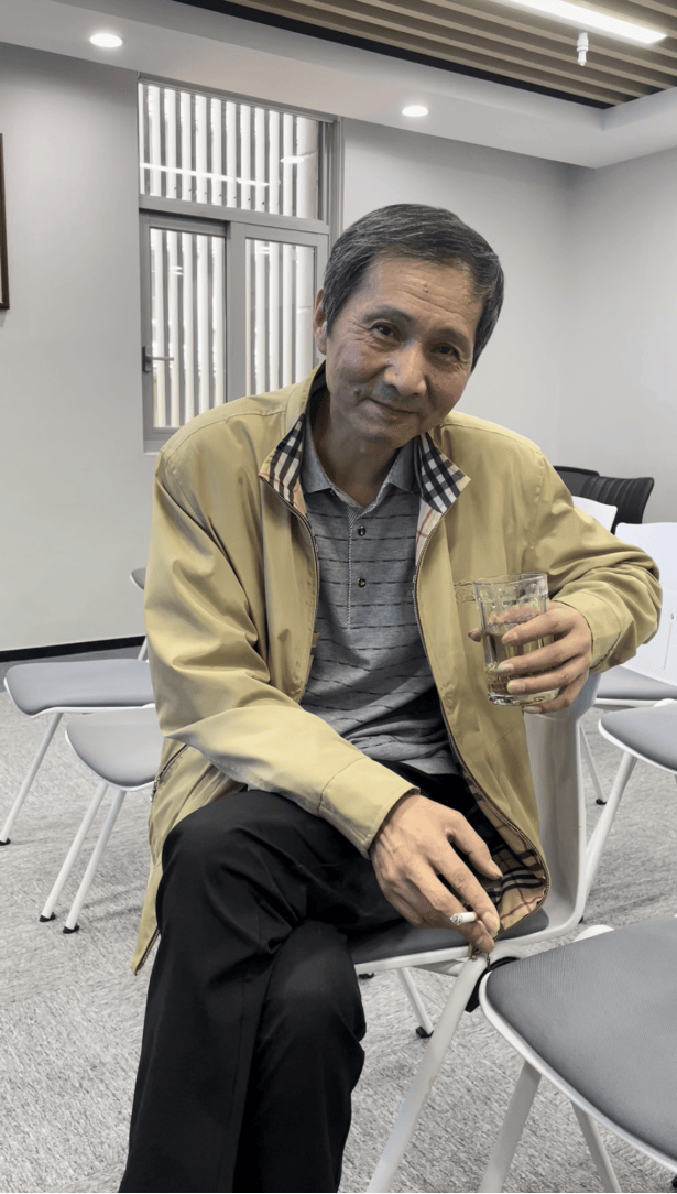 “爱在深秋”上海爷叔接受采访。上游新闻记者 齐鑫 摄