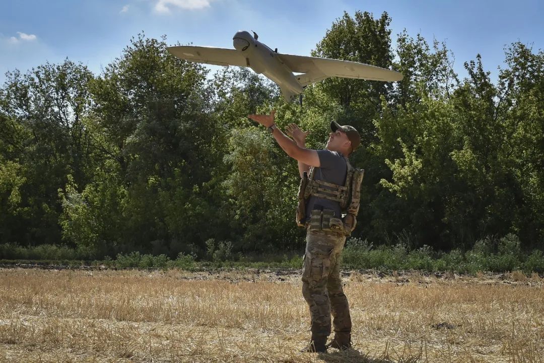 资料图:乌士兵在扎波罗热地区使用侦察无人机(来源:央视今日关注)