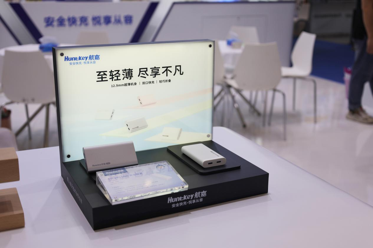卡片F65 Slim安全快充展品