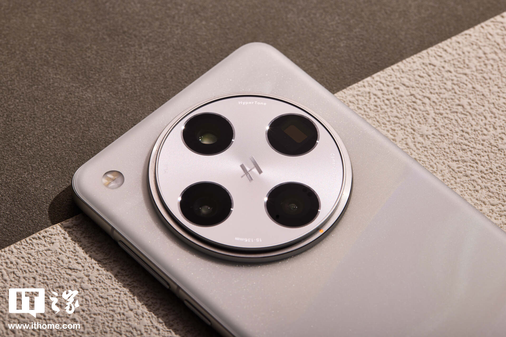 【IT之家图赏】OPPO Find X8 Pro 实拍：四等深微曲屏、双潜望、抓拍快启键|OPPO|设计|IT之家_新浪科技_新浪网