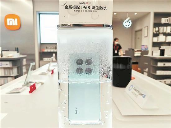 小米之家门店现场展示&ldquo;手机&rdquo;泡水