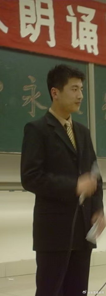张雪峰晒大学照片 网友直呼岁月是把猪饲料