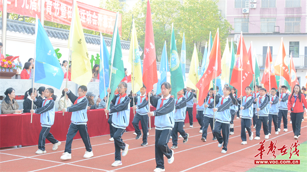 伴随着铿锵有力的《运动员进行曲》,党旗队,国旗队,校旗队,校徽队