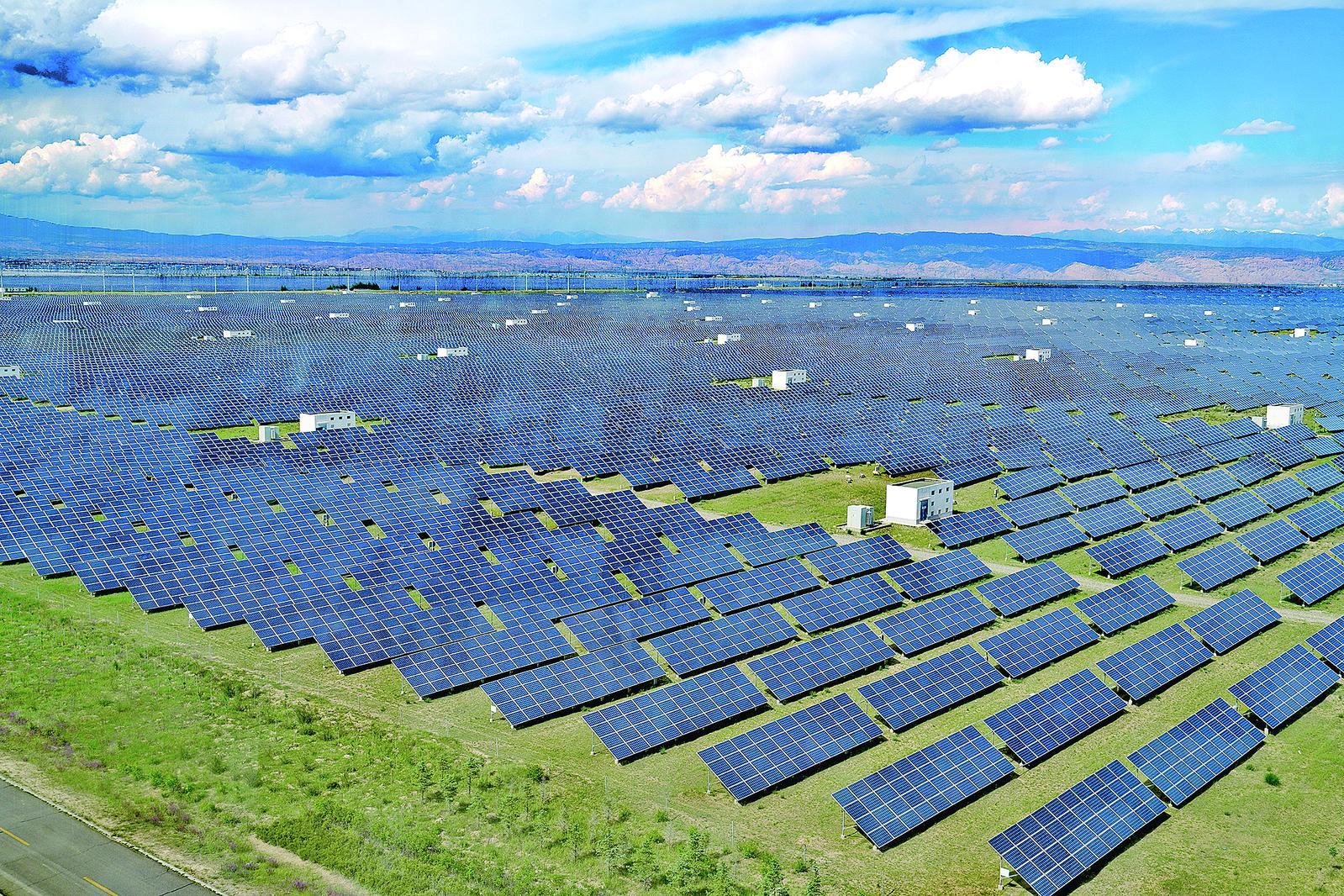 摄新华社记者 王金金 解统强在青海省海南藏族自治州共和县的塔拉滩