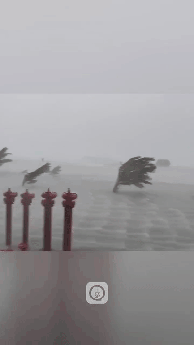 台风"潭美"带来狂风暴雨 海南三沙出现海水倒灌