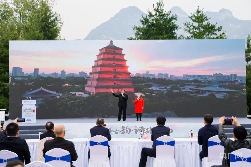 “全国演播艺术家”海茵（右）和陕西人民广播电台播音指导包志坚现场朗诵（央广网记者侯凯奇 摄）