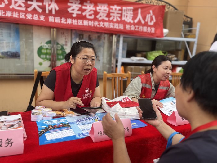 常州移动党员志愿者服务社区老年居民