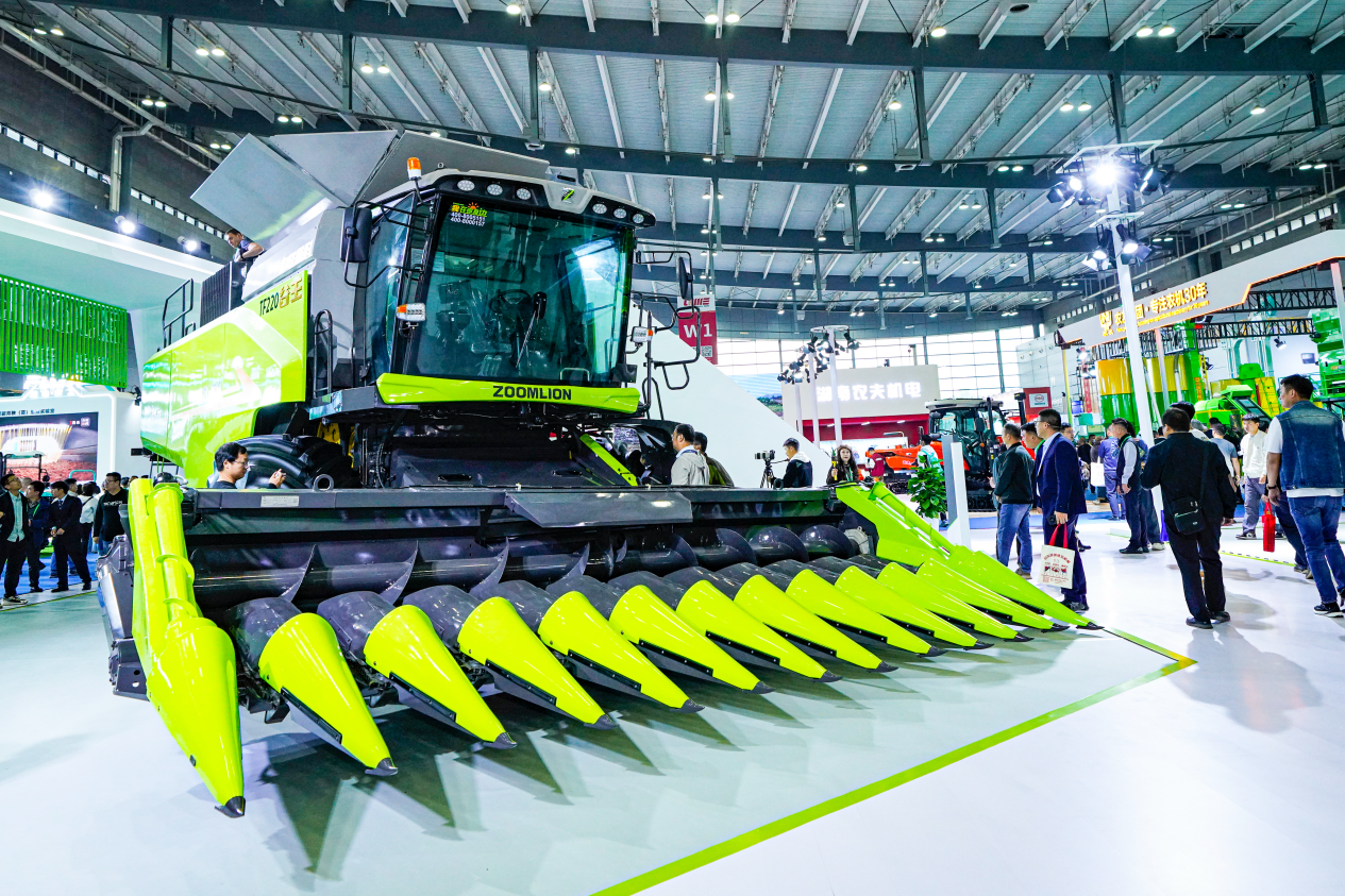 图为中联重科tf220谷物联合收割机