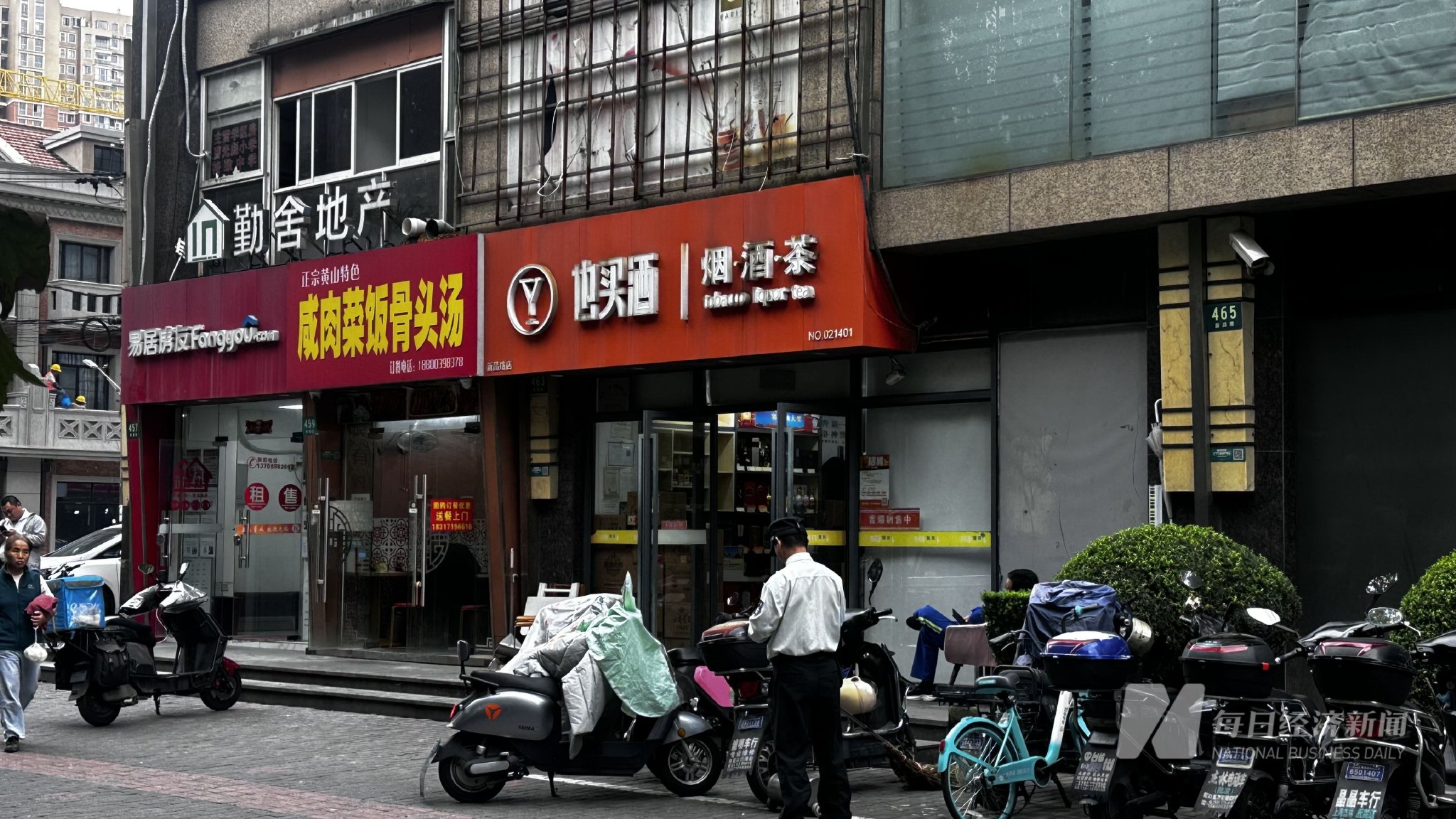 10月25日,一家位于上海的“也买酒”直营店 图片起原:每经记者 黄海 摄