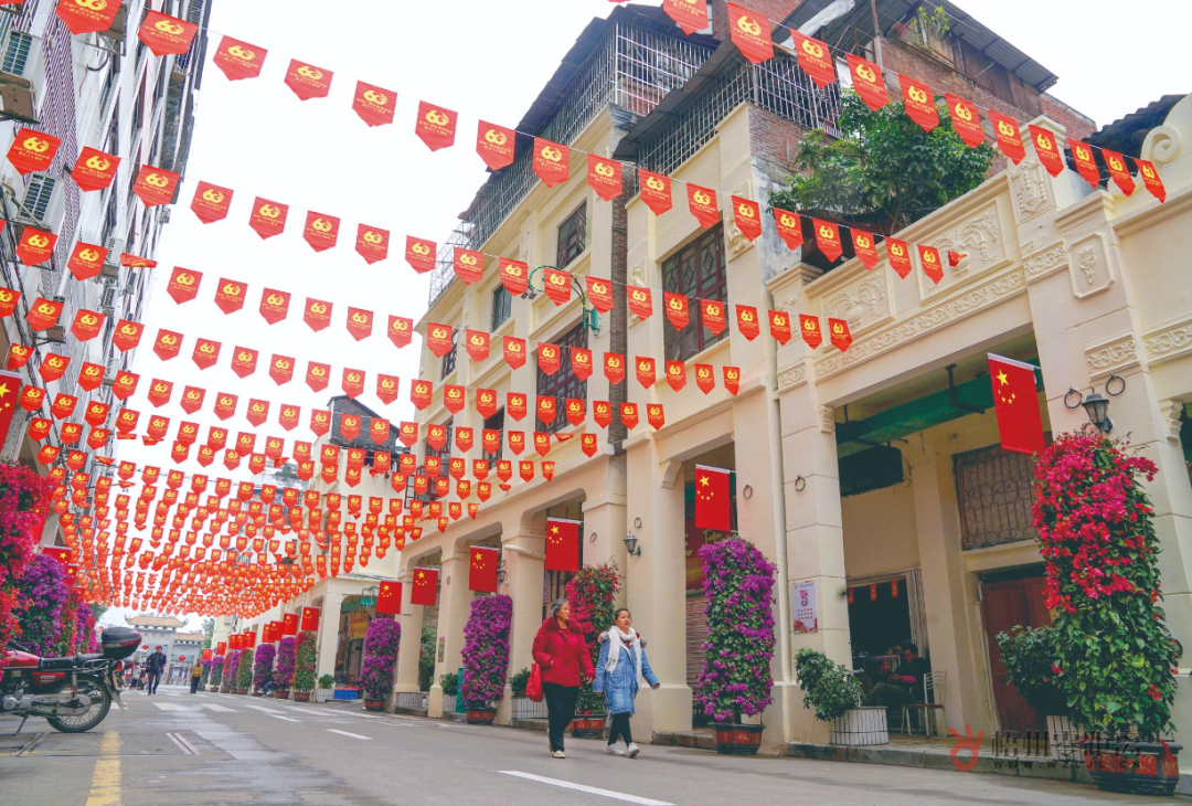 2018年12月15日，市民行经桂北路骑楼城，这里节日氛围浓厚。（资料图） 陈凡 摄