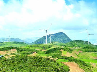 文山州丘北县高原山地百万千瓦风电基地的电机组正高速运转。记者 徐鑫雨 摄