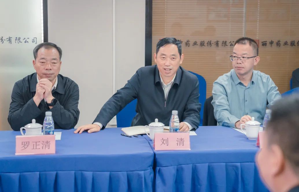 云南省曲靖市沾益区委副书记区长刘清携考察团莅临华清控股集团考察