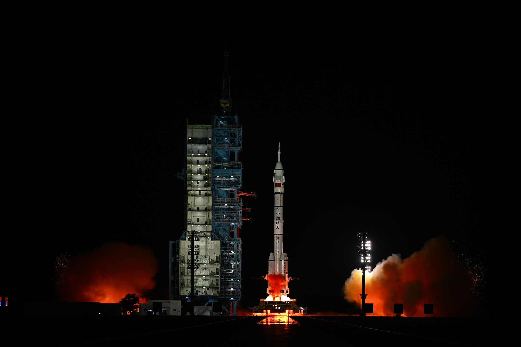 神舟十九号载人飞船发射取得圆满成功 额济纳再次见证神舟飞天|神舟|额济纳|神舟飞天_新浪新闻