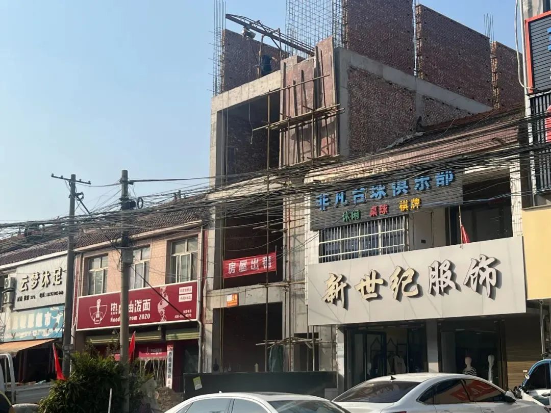 图 | 镇上正在新修的店面