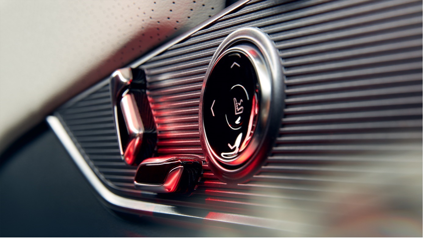 座椅调节键做工精细，置于车门方便位置，看齐豪车