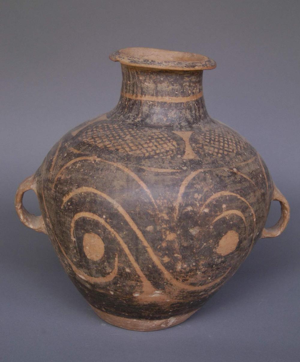 图为马家窑文化早期的漩涡纹彩陶双耳壶.新华社发