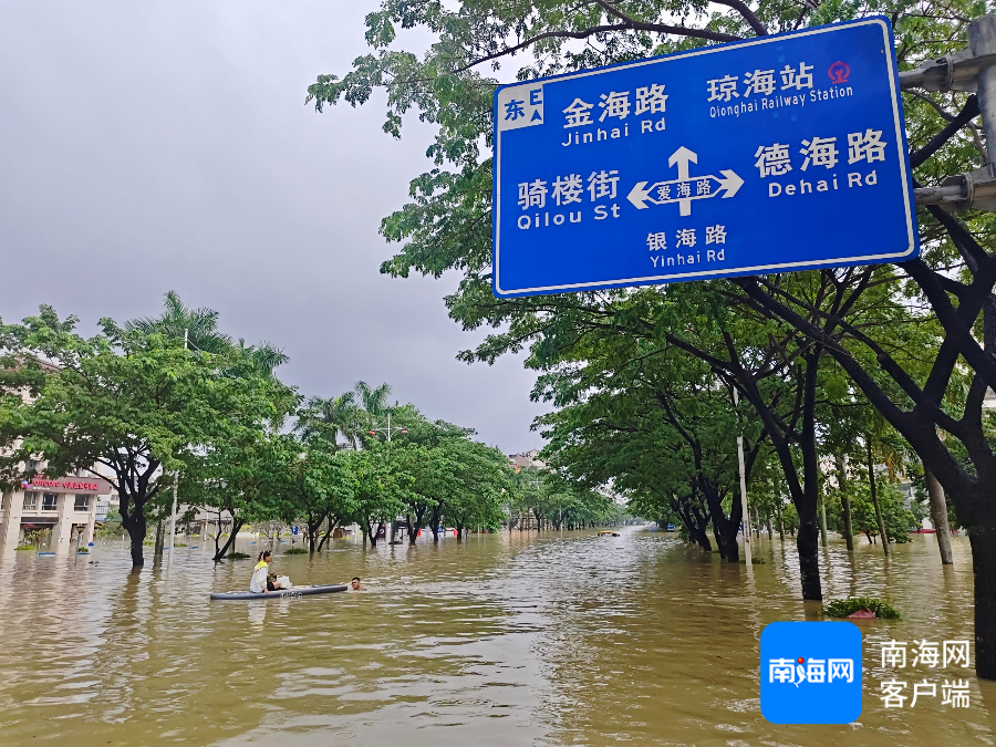 银海路被泡在水中。记者 苏桂除 摄