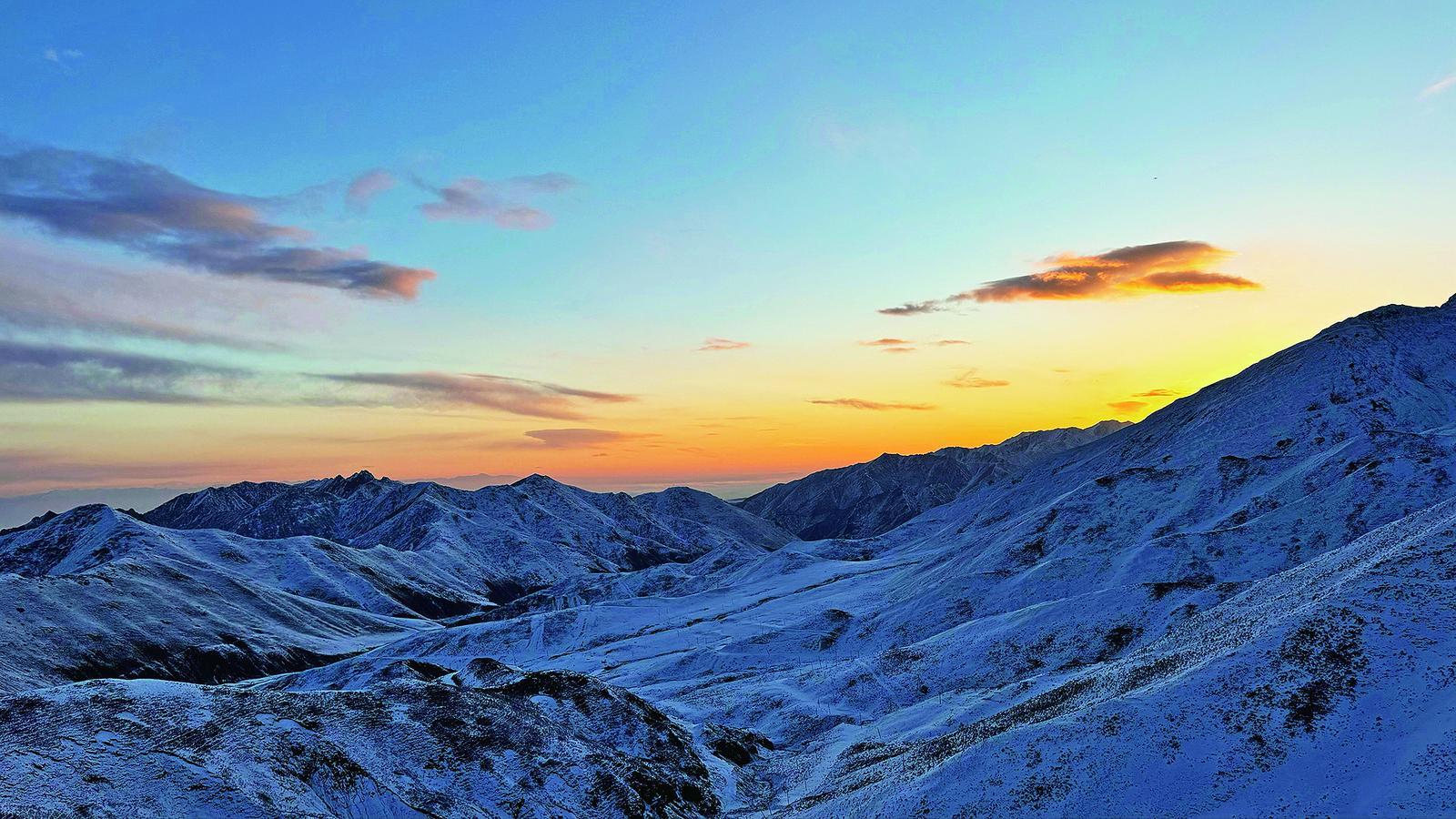 来拉脊山邂逅雪山日出