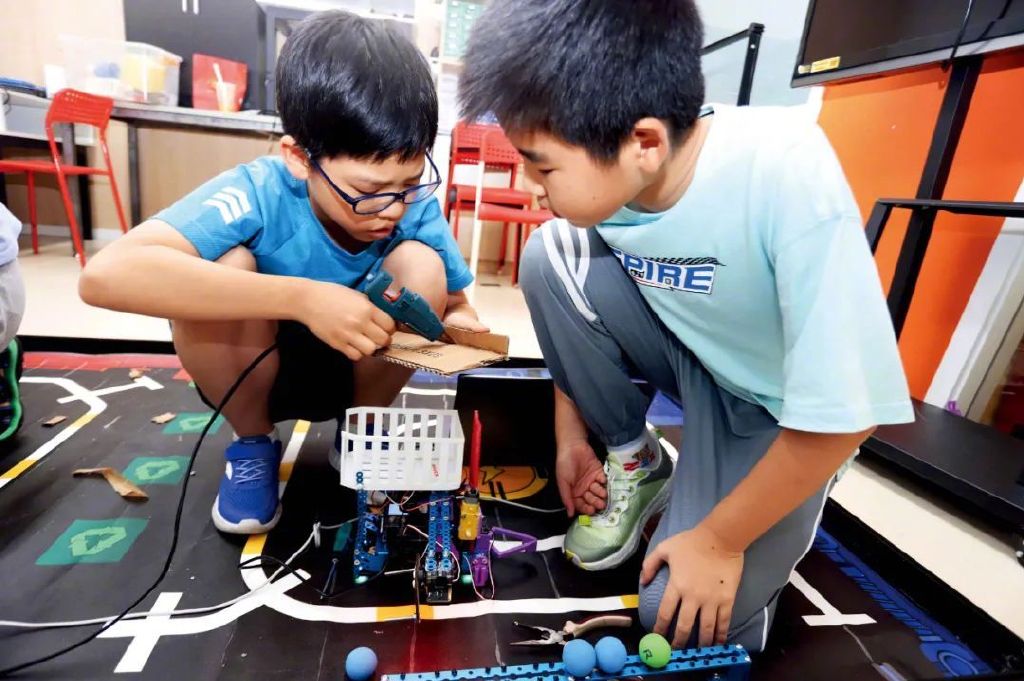 機器人組裝、編程等科技類培訓也是一大熱門。圖/視覺中國