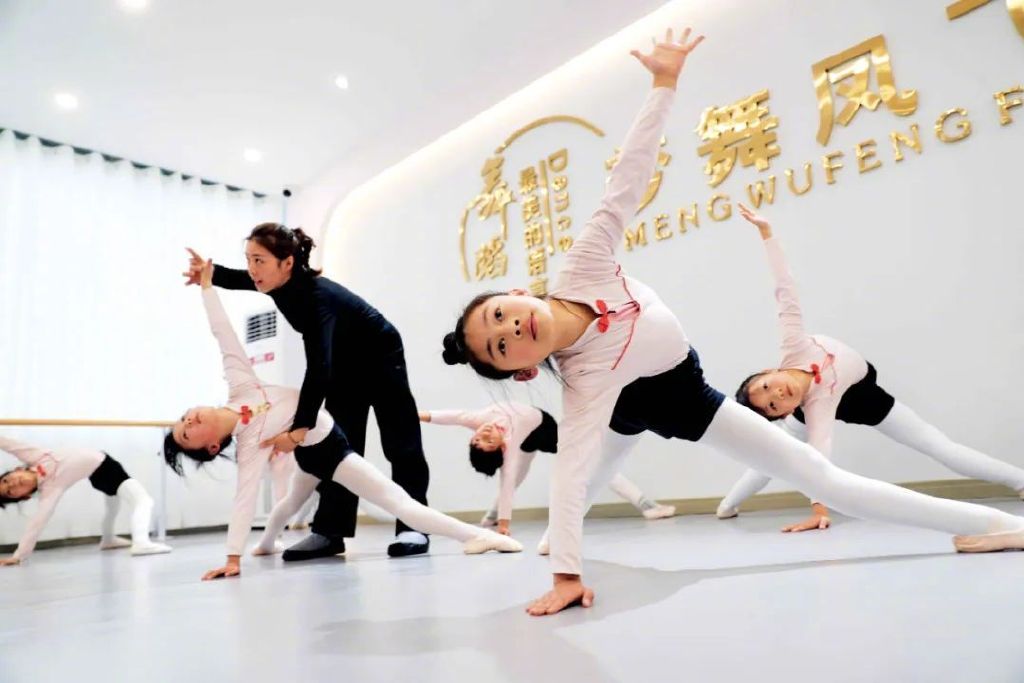 貴州貴陽開陽縣的一家舞蹈培訓中心。圖/視覺中國