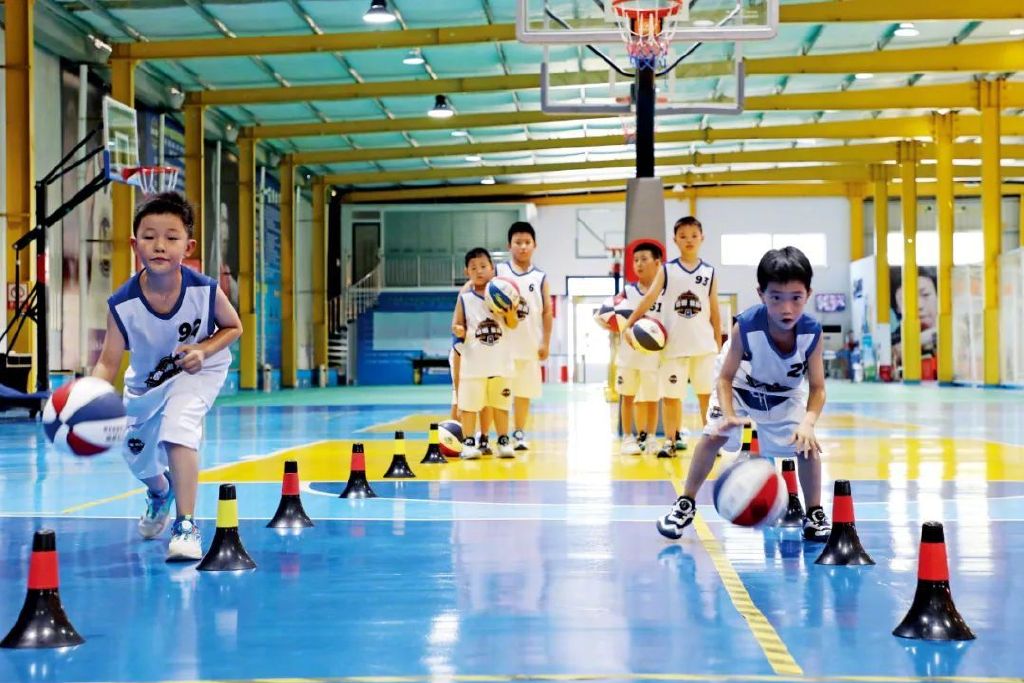 兒童籃球培訓機構內練習基本功的小學生。圖/中新