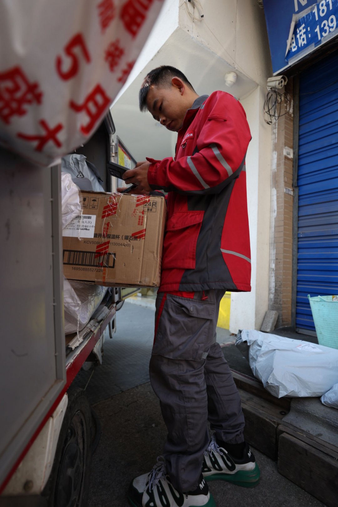 在贵阳,京东"快递小哥"送货途中"捡到"两个娃