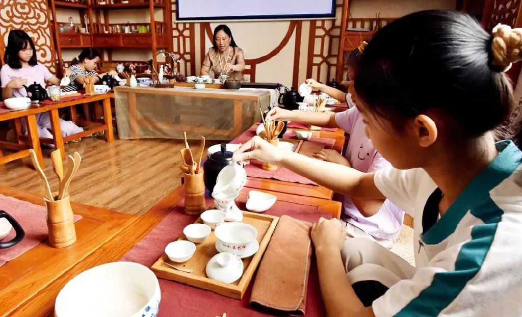 河北石家莊欒城區青少年課外活動中心的茶藝培訓。圖/視覺中國