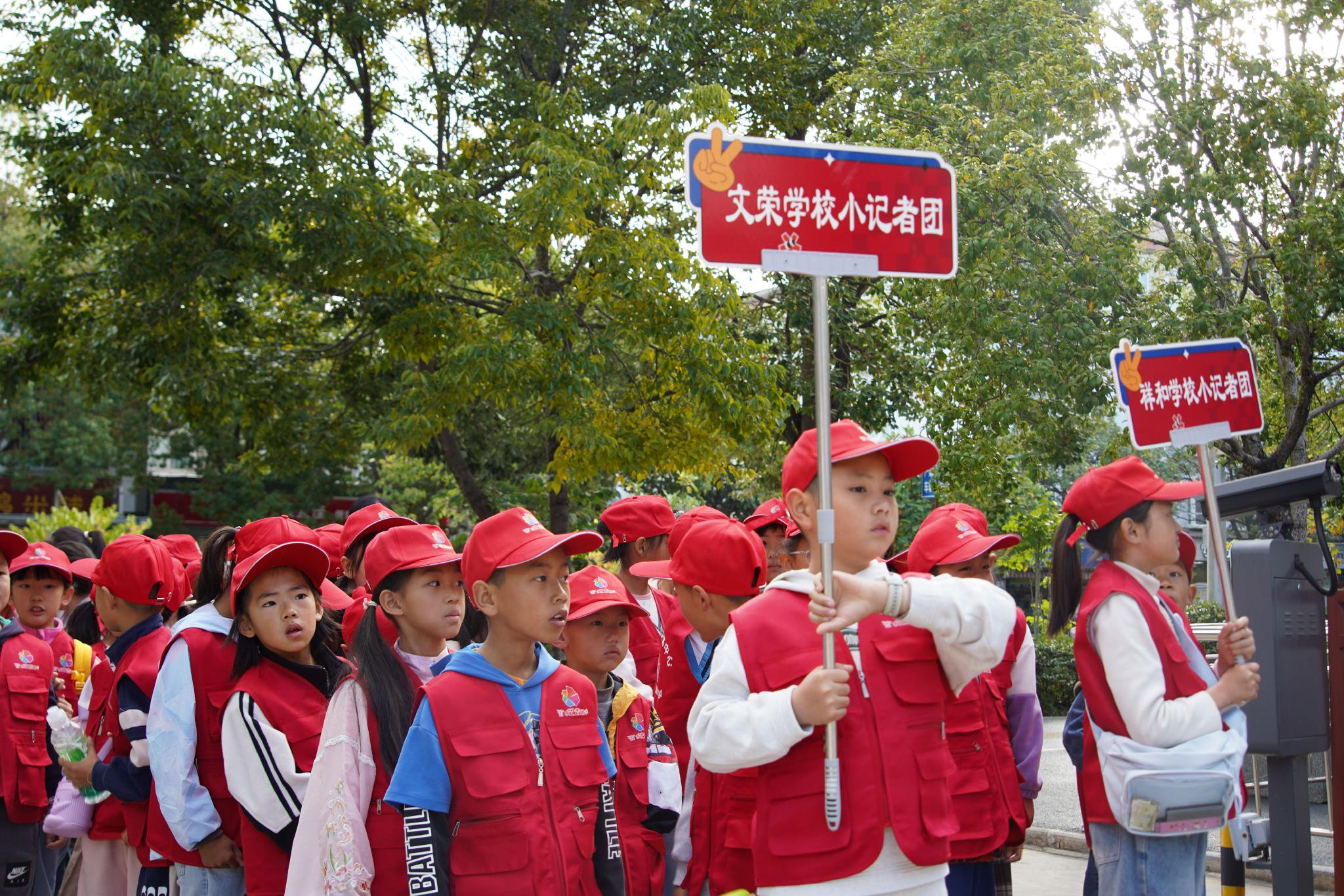 丽江融媒小记者活动，走进丽江市古城区人民法院，参观学习法律知识。（赵文立 摄）