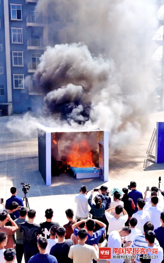 现场模拟集体宿舍火灾情景.