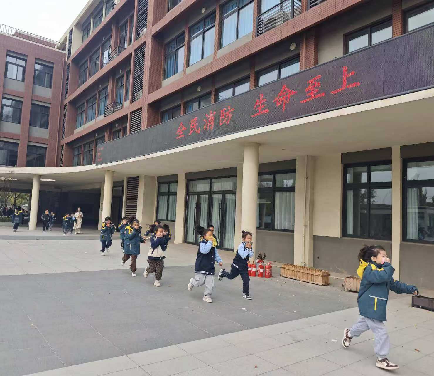 消防宣传进校园,以演促防保安全 管城区长青路小学开展"119"消防宣传