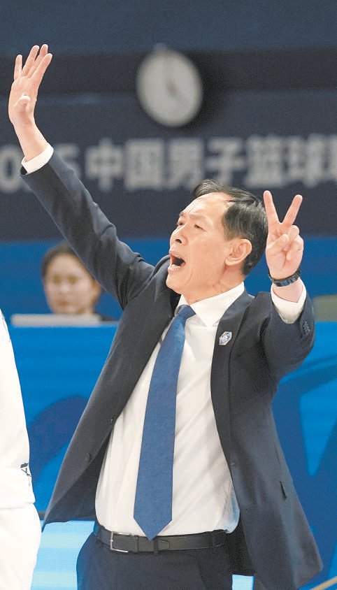 北汽男篮主教练许利民. 本报记者 刘平 摄