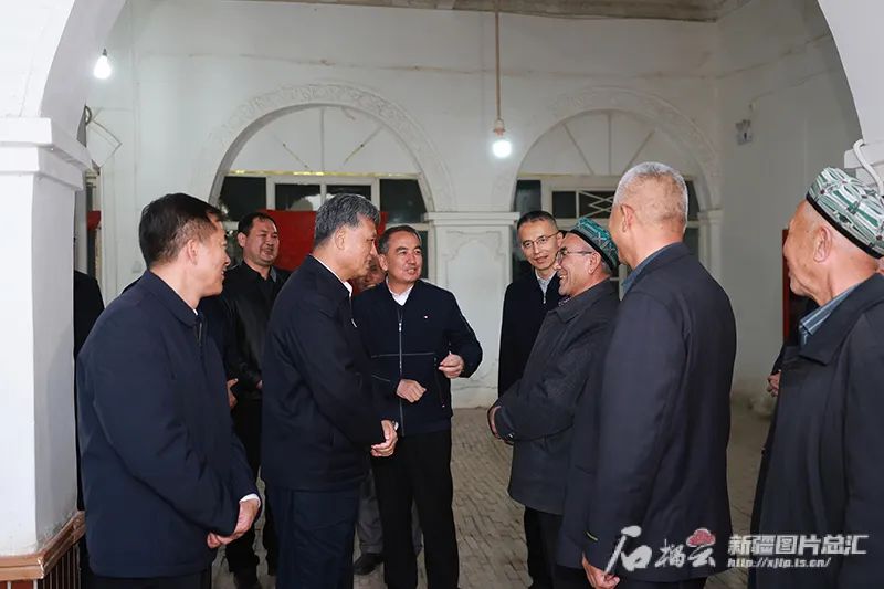 11月4日,自治区党委书记马兴瑞来到麦盖提县麦盖提镇加曼清真寺,同信