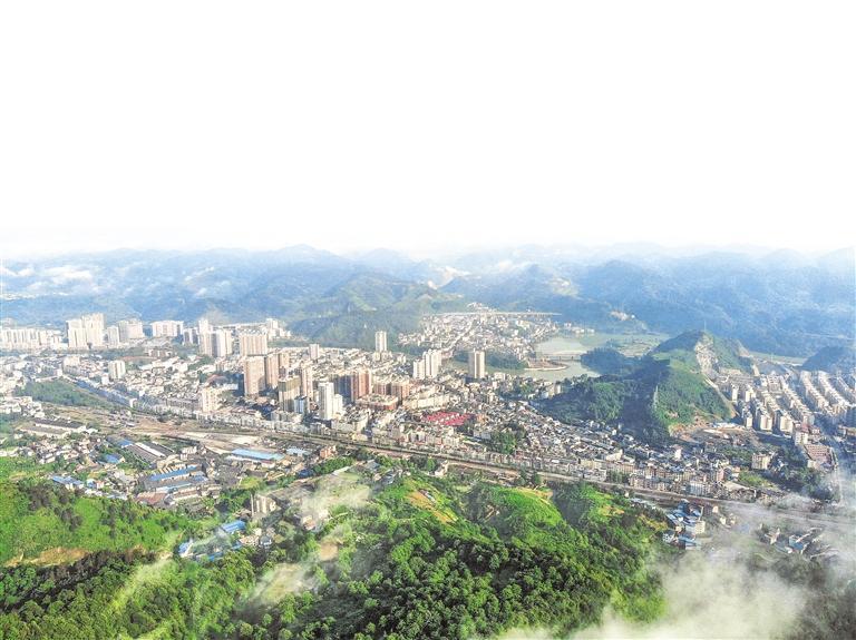 玉屏县城新貌. 龚永文 摄